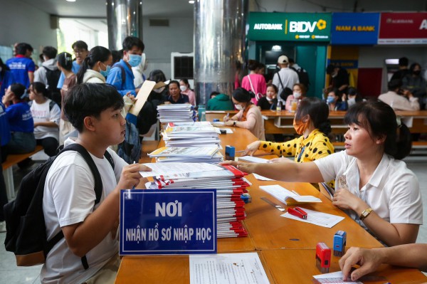 Vì sao sinh viên không học tiếng Anh vẫn phải đóng học phí?