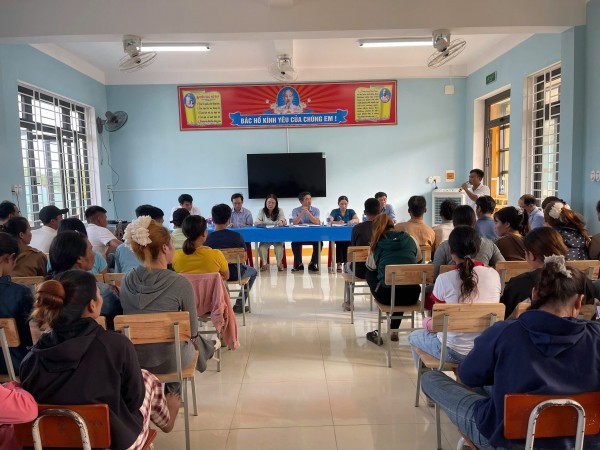 Vụ nghi ngăn học sinh ngộ độc đi cấp cứu: Phó hiệu trưởng vẫn chưa trở lại trường