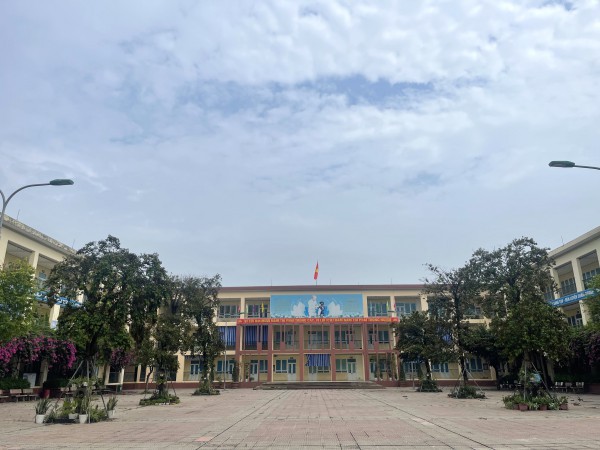 Vụ phụ huynh lên Facebook đòi tiền thừa sách giáo khoa: Nhà trường nhận lỗi Vụ phụ huynh lên Facebook đòi tiền thừa sách giáo khoa: Nhà trường nhận lỗi