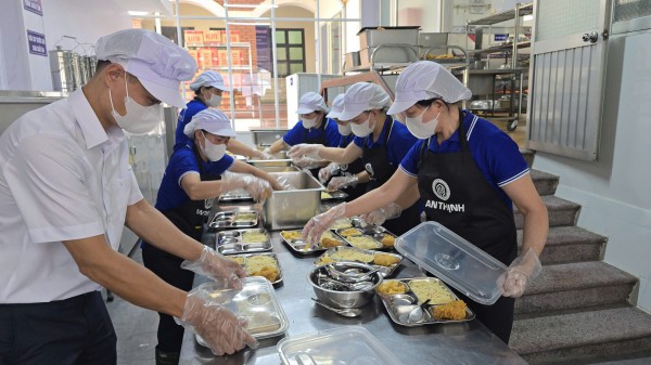 Vụ thực phẩm bẩn vào trường học ở Lâm Đồng: Bếp bán trú có nhà thầu mới