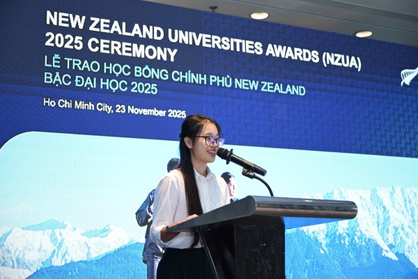 Vừa nhận học bổng chính phủ, nữ sinh TP.HCM san sẻ ngay cho đồng bào vùng lũ