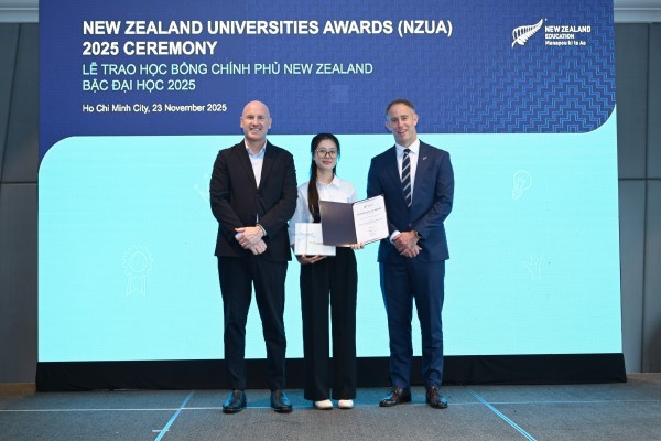 Vừa nhận học bổng chính phủ, nữ sinh TP.HCM san sẻ ngay cho đồng bào vùng lũ