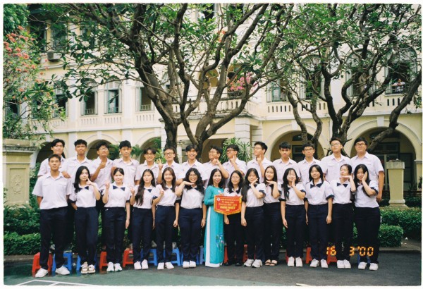 Vừa nhận học bổng chính phủ, nữ sinh TP.HCM san sẻ ngay cho đồng bào vùng lũ