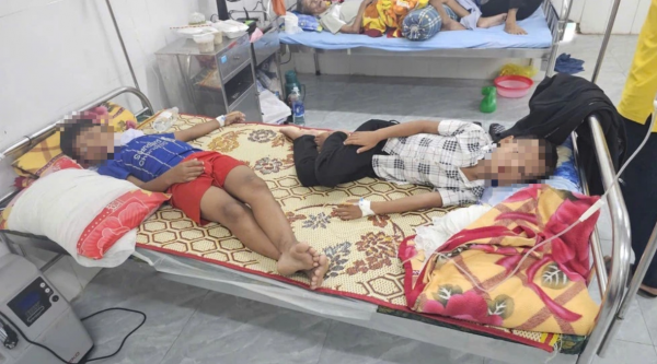 Xác minh việc phó hiệu trưởng ngăn đưa học sinh bị ngộ độc đi bệnh viện