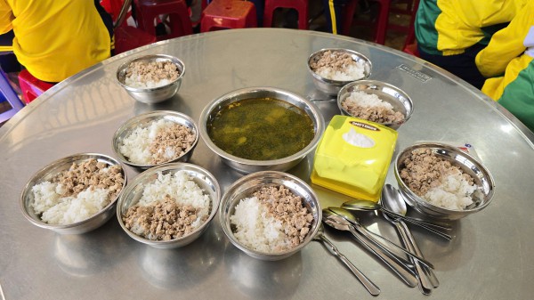 Xôn xao thông tin thực phẩm bẩn vào bếp bán trú trường tiểu học Xôn xao thông tin thực phẩm bẩn vào bếp bán trú trường tiểu học