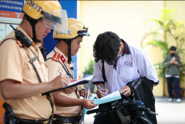 Xử lý trách nhiệm hiệu trưởng để xảy ra tình hình phức tạp trật tự ATGT