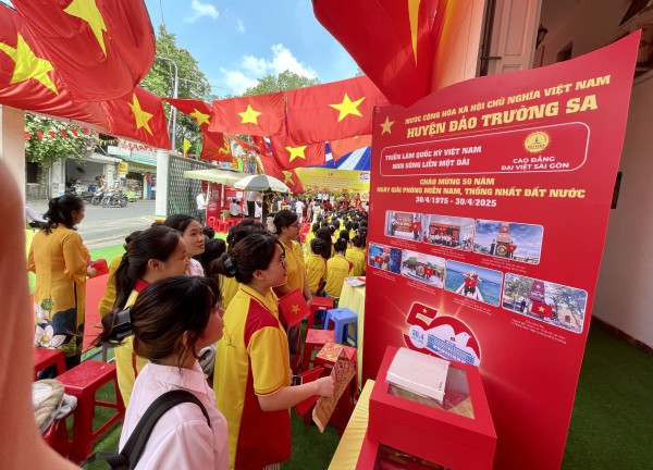 Xúc động với 187 lá cờ Tổ quốc đến từ 63 tỉnh, thành và huyện đảo Xúc động với 187 lá cờ Tổ quốc đến từ 63 tỉnh, thành và huyện đảo