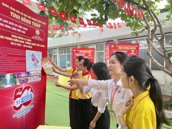 Xúc động với 187 lá cờ Tổ quốc đến từ 63 tỉnh, thành và huyện đảo Xúc động với 187 lá cờ Tổ quốc đến từ 63 tỉnh, thành và huyện đảo