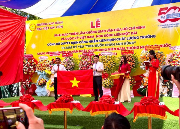 Xúc động với 187 lá cờ Tổ quốc đến từ 63 tỉnh, thành và huyện đảo Xúc động với 187 lá cờ Tổ quốc đến từ 63 tỉnh, thành và huyện đảo