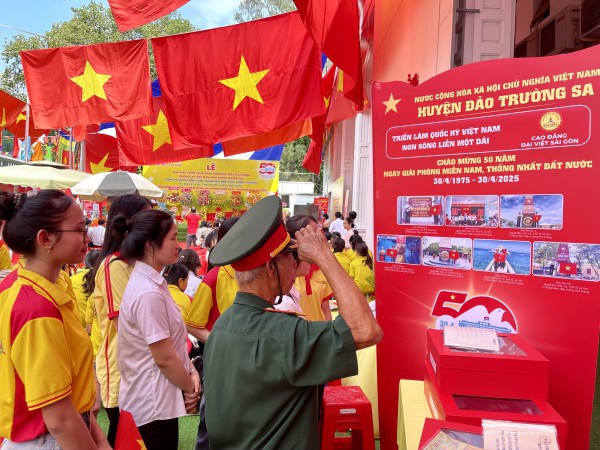 Xúc động với 187 lá cờ Tổ quốc đến từ 63 tỉnh, thành và huyện đảo Xúc động với 187 lá cờ Tổ quốc đến từ 63 tỉnh, thành và huyện đảo