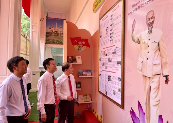 Xúc động với 187 lá cờ Tổ quốc đến từ 63 tỉnh, thành và huyện đảo Xúc động với 187 lá cờ Tổ quốc đến từ 63 tỉnh, thành và huyện đảo