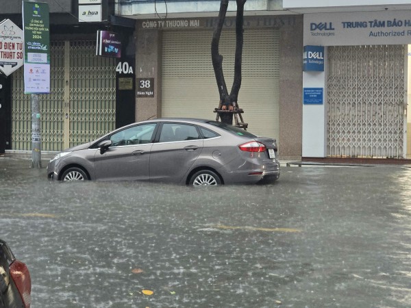 Đà Nẵng: Mưa lớn gây ngập lụt, nhiều trường cho học sinh nghỉ học