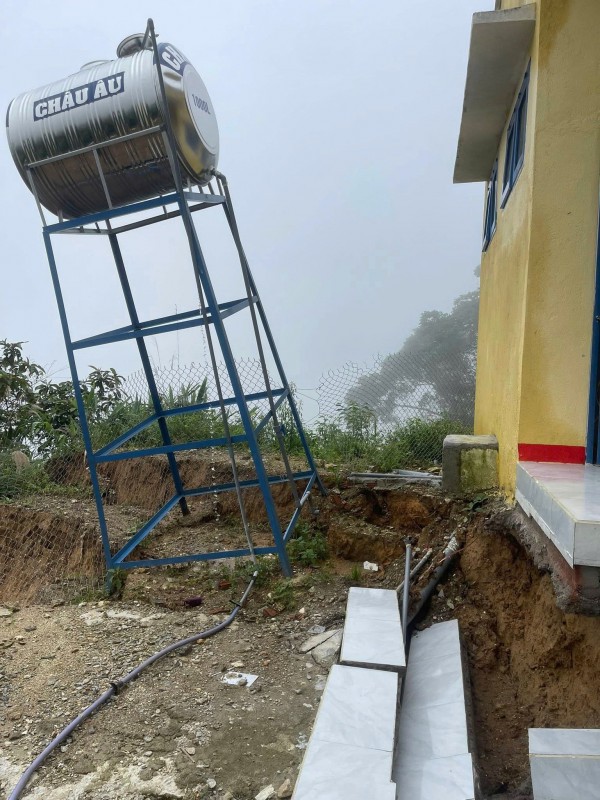 Đà Nẵng: Mưa lớn gây sụt lún điểm trường vùng cao, khẩn cấp di dời học sinh