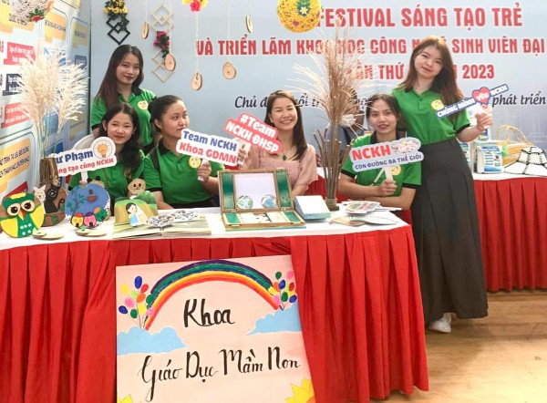 Đà Nẵng: Vì sao thưởng tiền cho nam sinh viên đăng ký ngành giáo dục mầm non? Đà Nẵng: Vì sao thưởng tiền cho nam sinh viên đăng ký ngành giáo dục mầm non?