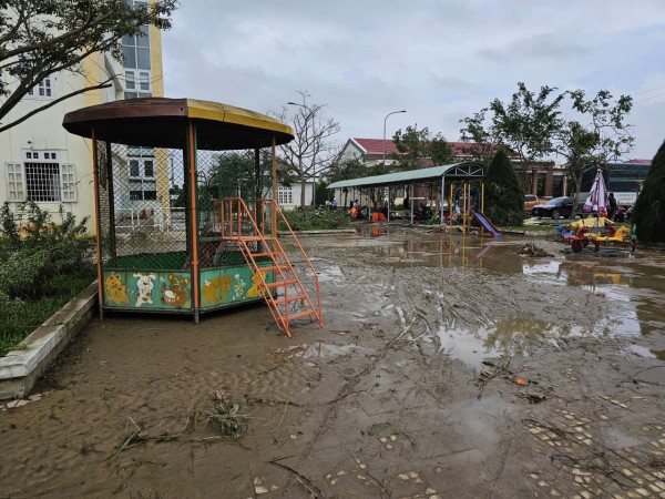 Đắk Lắk: Thầy cô cùng học sinh xắn tay dọn dẹp trường học sau lũ lụt