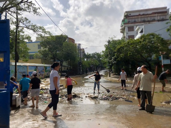 Đắk Lắk: Thầy cô cùng học sinh xắn tay dọn dẹp trường học sau lũ lụt
