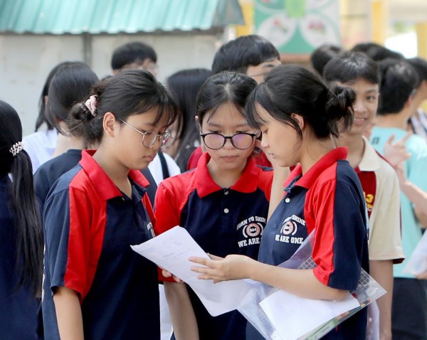 Đằng sau cảnh phụ huynh xếp hàng xuyên đêm ghi danh vào lớp 10