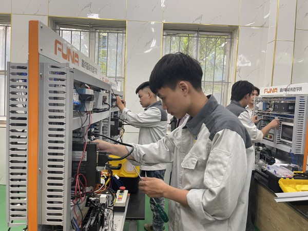 Đào tạo nhân lực ngành công nghiệp trọng điểm chưa đủ đáp ứng nhu cầu