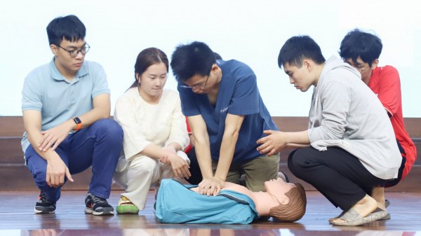 Đào tạo y và luật ở trường chuyên ngành hay đa ngành?