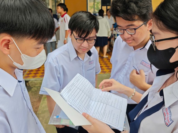Đáp án thi tốt nghiệp THPT 2025: Môn văn mở, môn toán cần chi tiết