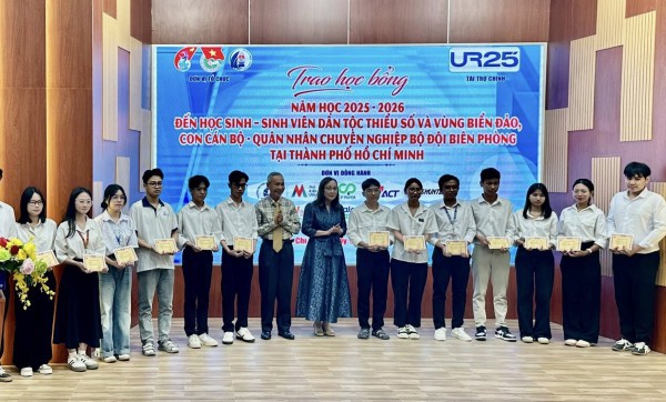 Đặt mục tiêu trao 8.000 suất học bổng cho học sinh, sinh viên vùng biển đảo