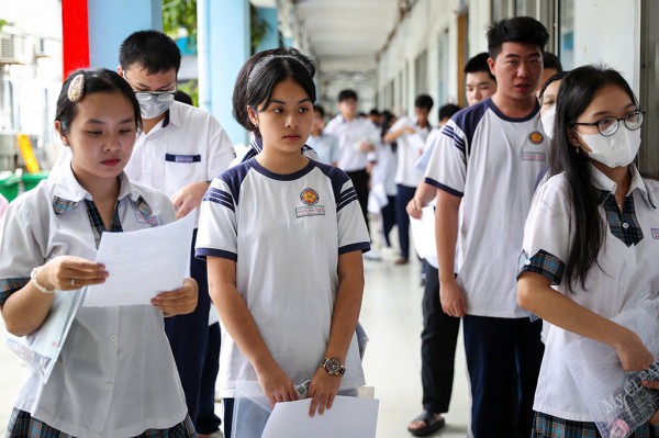 Đề thi tốt nghiệp THPT 2025: Đổi mới nhưng chưa đồng hành với thực tiễn