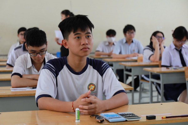 Đề thi tốt nghiệp THPT 2025: Đổi mới nhưng chưa đồng hành với thực tiễn
