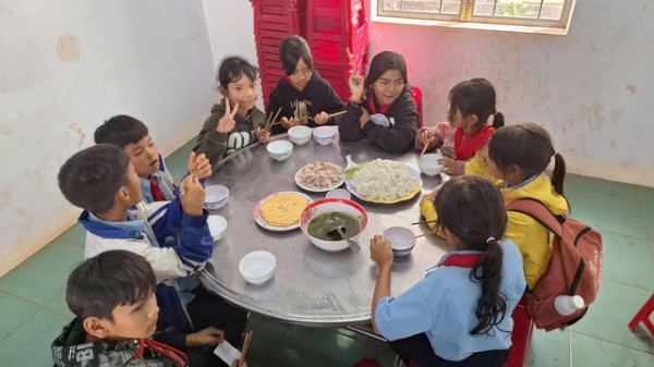 Đề xuất hỗ trợ bữa ăn trưa cho học sinh các xã biên giới hơn 2.000 tỉ/năm Đề xuất hỗ trợ bữa ăn trưa cho học sinh các xã biên giới hơn 2.000 tỉ/năm