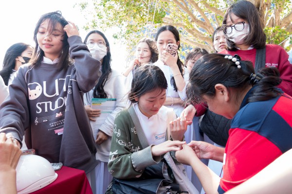 Đến nghe tư vấn mùa thi, học sinh được làm nail, tranh tài đấu robot