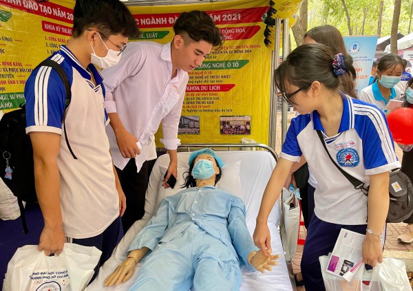 Điểm chuẩn khối ngành sức khỏe cao hơn điểm sàn bao nhiêu?