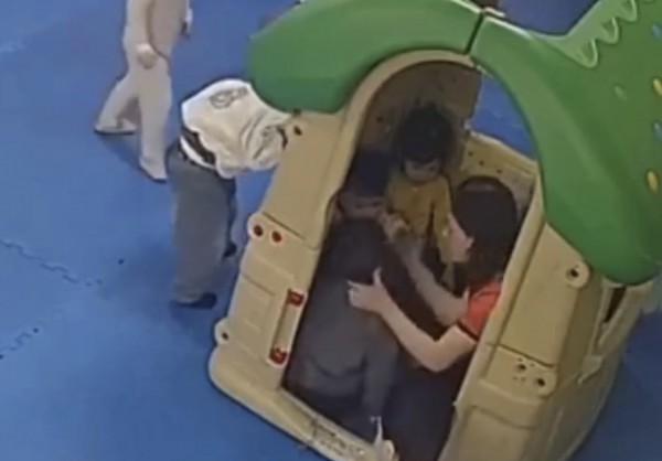 Đình chỉ giáo viên mầm non tát trẻ trước mặt bạn ở Hưng Yên