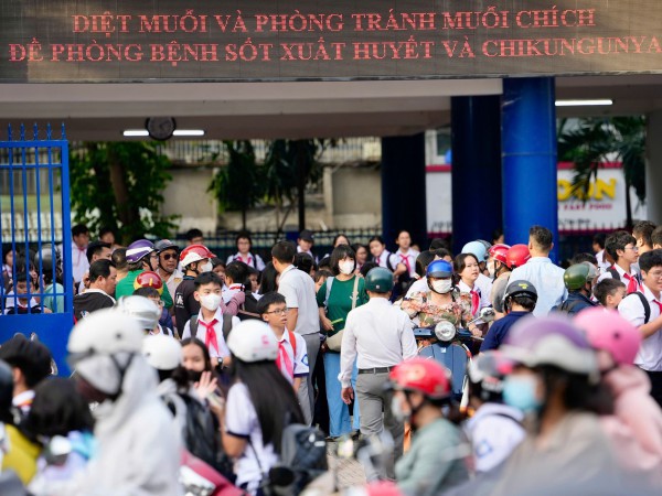 Đóng tiền mua tivi, máy chiếu, rèm cửa trong lớp, không biên lai, có đúng quy định?