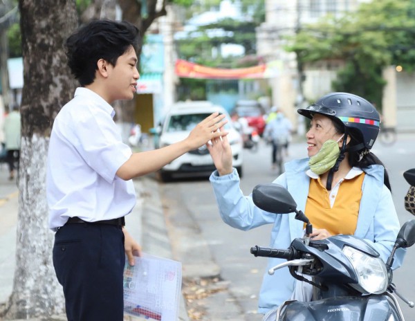 Đứng chờ cháu thi THPT, ông ngoại xúc động nhớ chuyện thi cử 20 năm trước