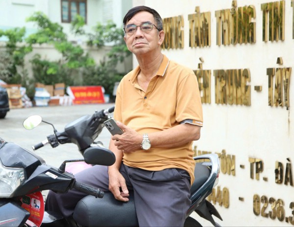 Đứng chờ cháu thi THPT, ông ngoại xúc động nhớ chuyện thi cử 20 năm trước