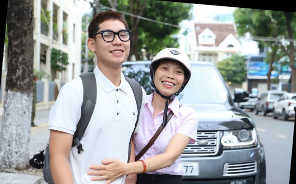 Đứng chờ cháu thi THPT, ông ngoại xúc động nhớ chuyện thi cử 20 năm trước
