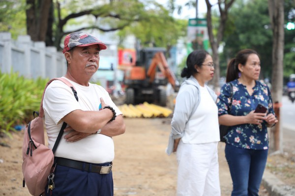 Đứng chờ cháu thi THPT, ông ngoại xúc động nhớ chuyện thi cử 20 năm trước