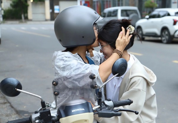 Đứng chờ cháu thi THPT, ông ngoại xúc động nhớ chuyện thi cử 20 năm trước