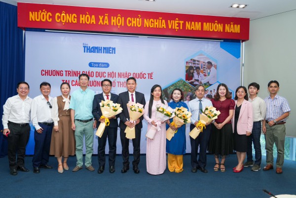 ”Đừng cưỡng ép ngôn ngữ với học sinh”