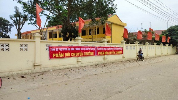 Phụ huynh phản đối sáp nhập trường: Hơn 400 học sinh vẫn nghỉ học Phụ huynh phản đối sáp nhập trường: Hơn 400 học sinh vẫn nghỉ học