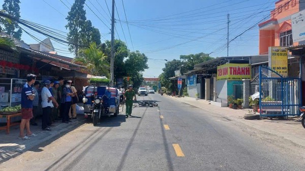 2 học sinh đi xe đạp điện tử vong sau va chạm với xe tải