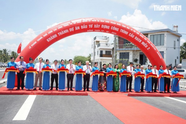 Bà con miền Tây háo hức đi thông xe Cầu Rạch Miễu 2