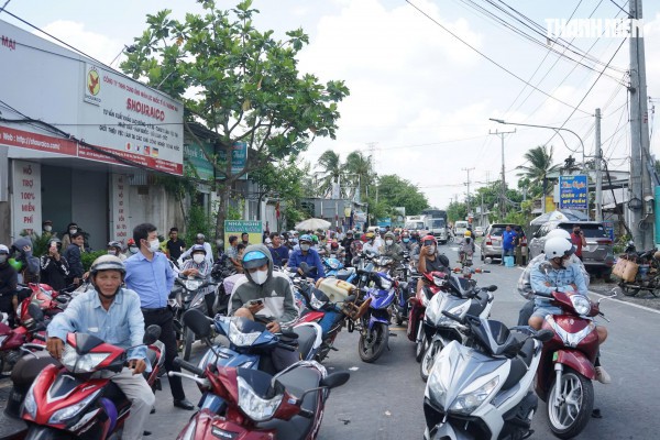 Bà con miền Tây háo hức đi thông xe Cầu Rạch Miễu 2