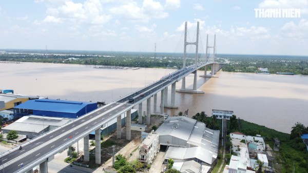 Bà con miền Tây háo hức đi thông xe Cầu Rạch Miễu 2