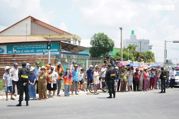 Bà con miền Tây háo hức đi thông xe Cầu Rạch Miễu 2