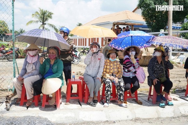 Bà con miền Tây háo hức đi thông xe Cầu Rạch Miễu 2