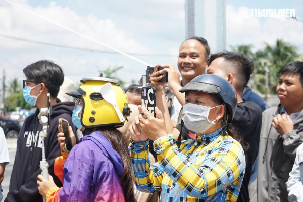 Bà con miền Tây háo hức đi thông xe Cầu Rạch Miễu 2