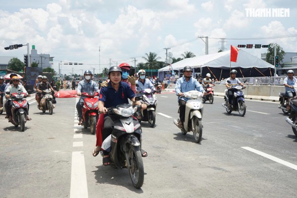 Bà con miền Tây háo hức đi thông xe Cầu Rạch Miễu 2