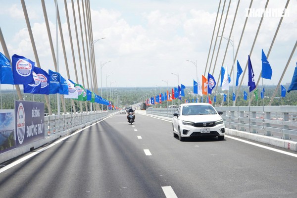 Bà con miền Tây háo hức đi thông xe Cầu Rạch Miễu 2