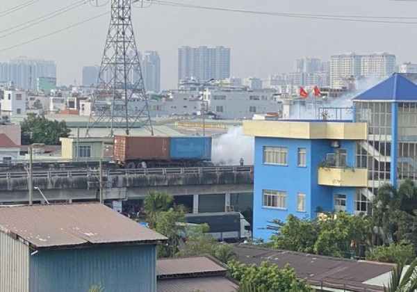 ”Bà hoả” thiêu rụi cabin xe container trên cầu Phú Mỹ