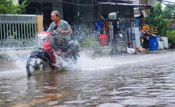 Bão số 10: Cận cảnh QL14B cũ ngập sâu, phương tiện gặp khó khăn